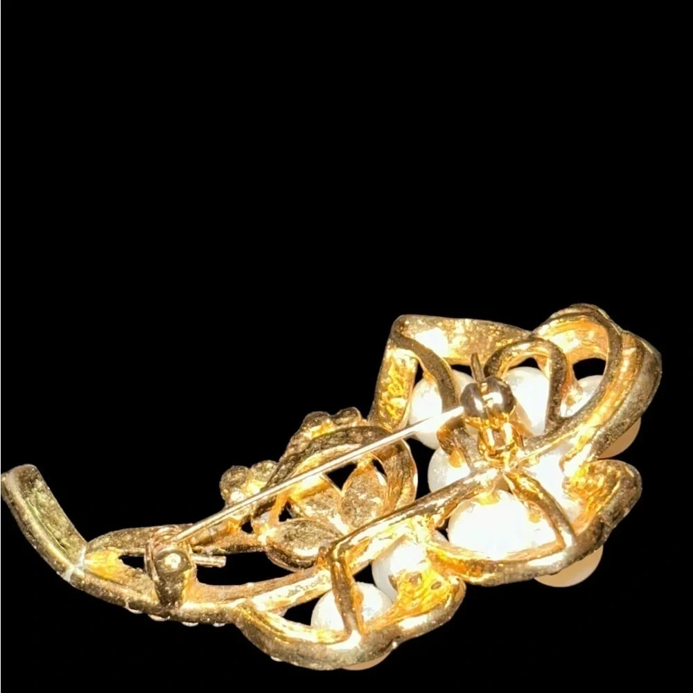 Vintage Stunning Gold-Tone Faux Pearl and Rhinestone Brooch